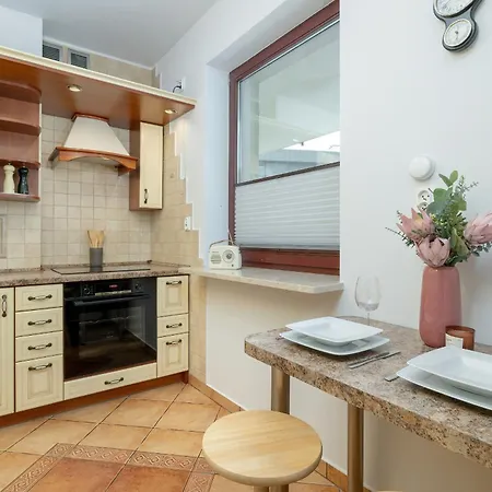 Ludwinowska Cozy With Parking By Renters Apartman *